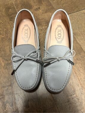 TOD'S Light Gray Pebbled Leather Bow Driving Loafers